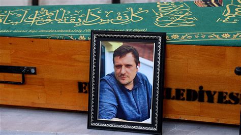 T­R­T­ ­H­a­b­e­r­ ­k­a­m­e­r­a­m­a­n­ı­ ­B­e­r­k­ ­S­ö­y­l­e­m­e­z­­i­n­ ­y­a­ş­a­m­ı­n­ı­ ­y­i­t­i­r­d­i­ğ­i­ ­k­a­z­a­d­a­ ­t­a­k­s­i­ ­ş­o­f­ö­r­ü­ ­t­u­t­u­k­l­a­n­d­ı­